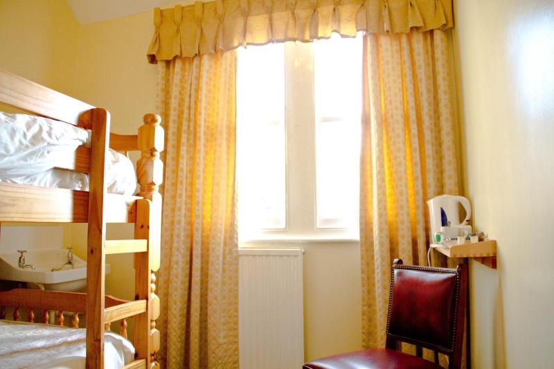 Twin Room image 3