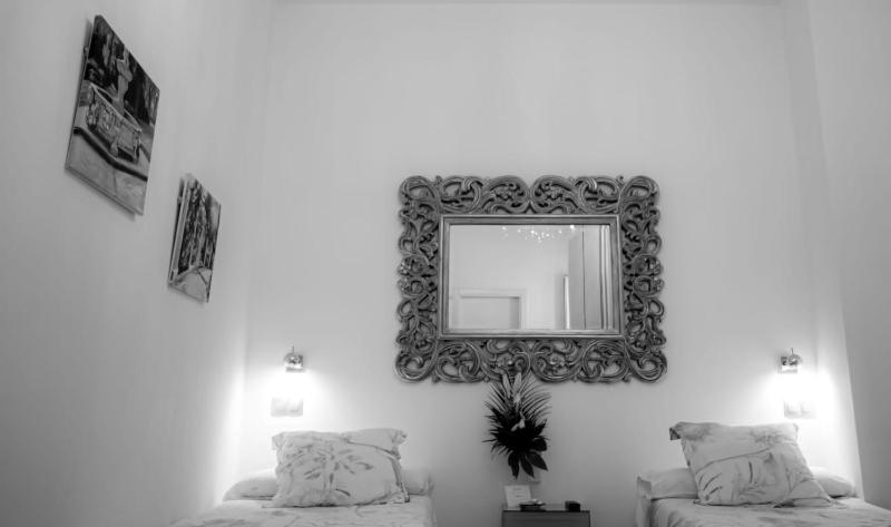 Twin Room image 4