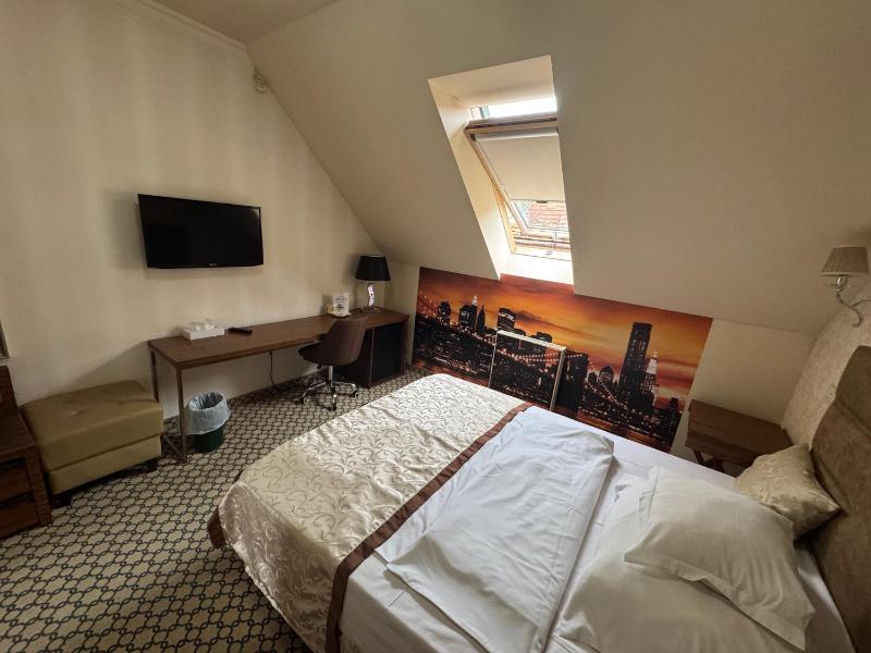 Standard Double Room image 2