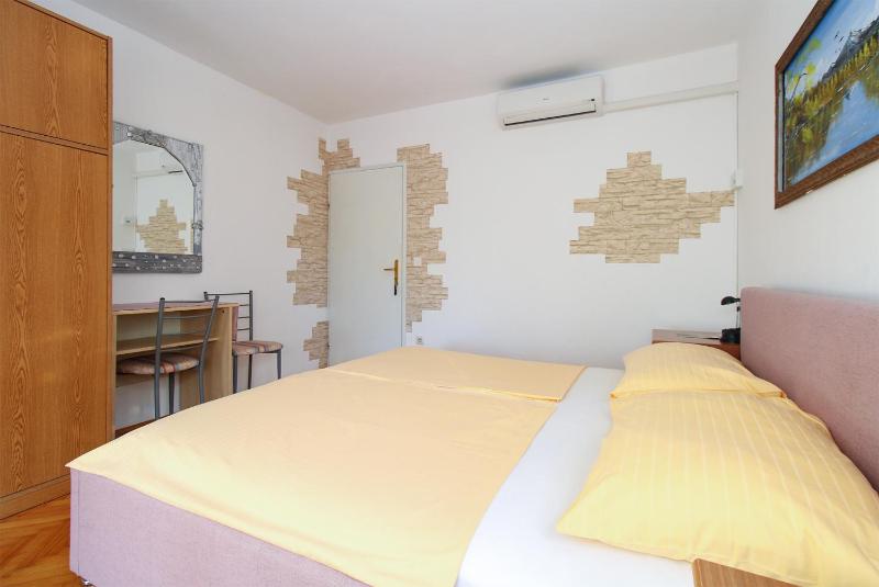 Classic Quadruple Room image 3