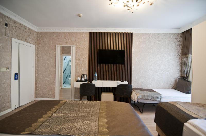 Family Room image 2