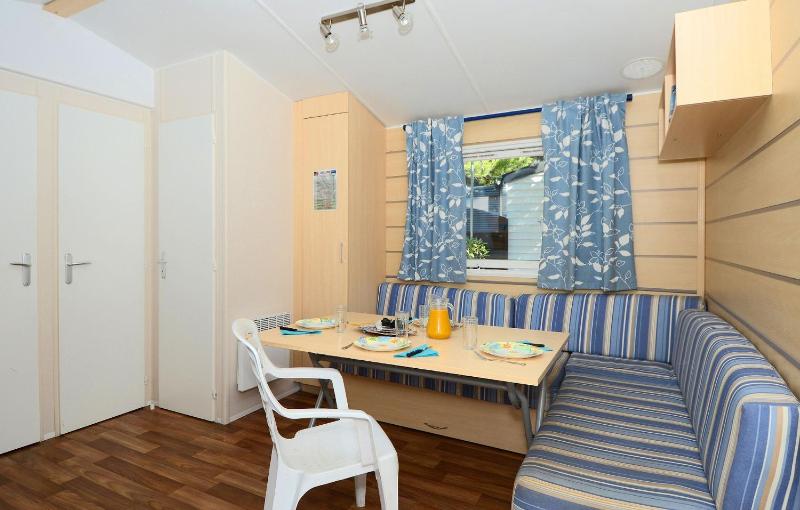 Three-Bedroom Mobile Home (8 Adults) image 3