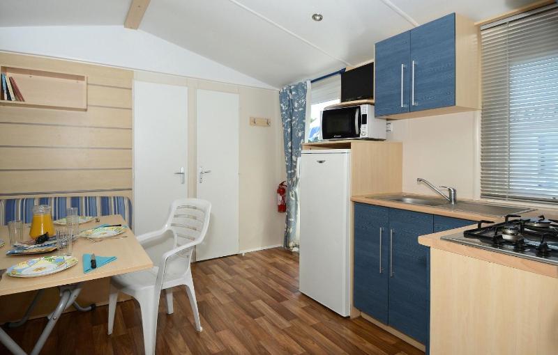Three-Bedroom Mobile Home (8 Adults) image 2
