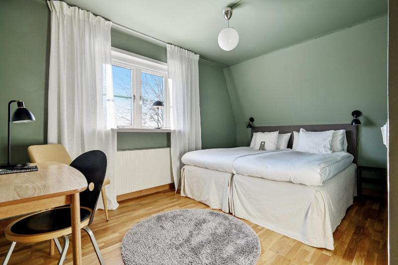 Double or Twin Room image 4