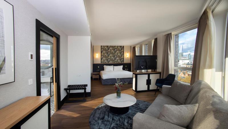 Junior Suite Sky View image 1