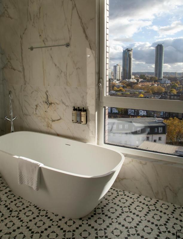 Junior Suite Sky View image 3