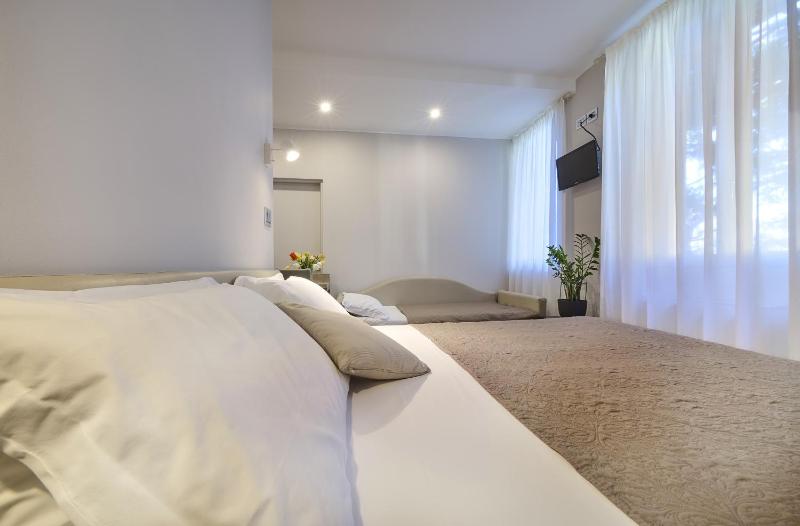 Classic Triple Room image 2