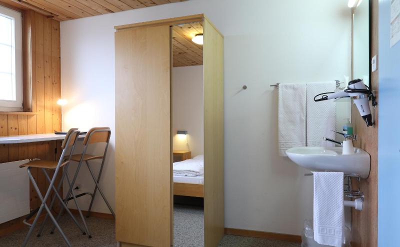 Budget Double Room with Shared Bathroom image 2