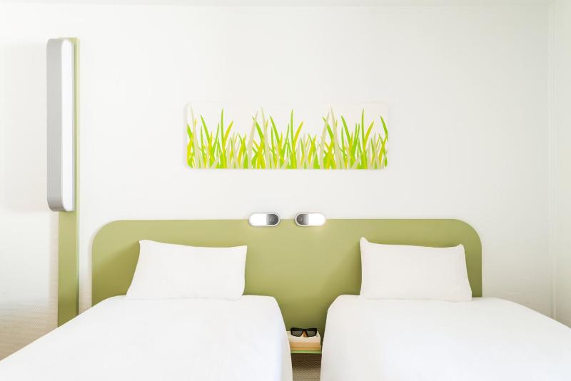 Twin Room image 2