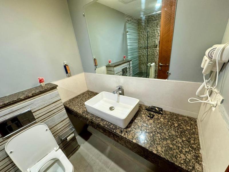 Gold Crest Luxuries APT with high end Amenities & Mall - image 11