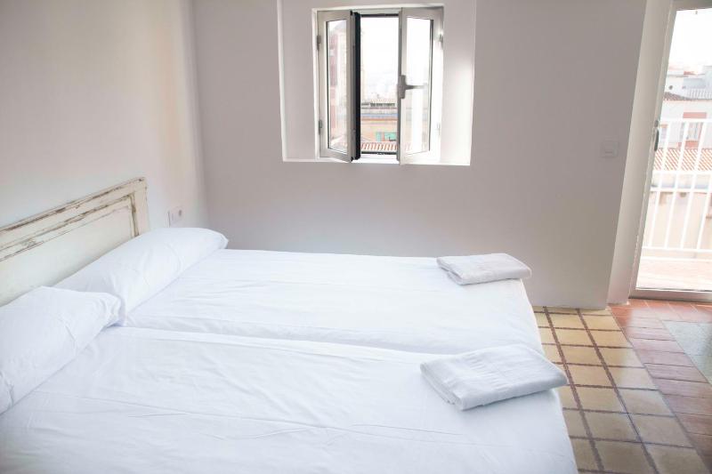 Twin Room with Private Bathroom image 4