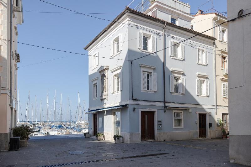 Two-Bedroom Apartment with Sea View image 1