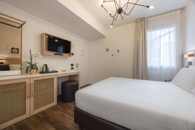 Double or Twin Room image 4