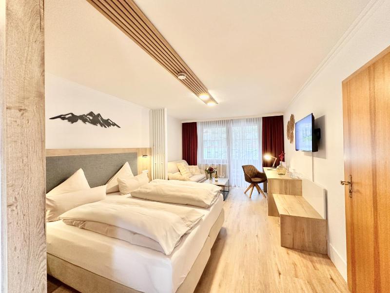 Standard Twin Room image 1