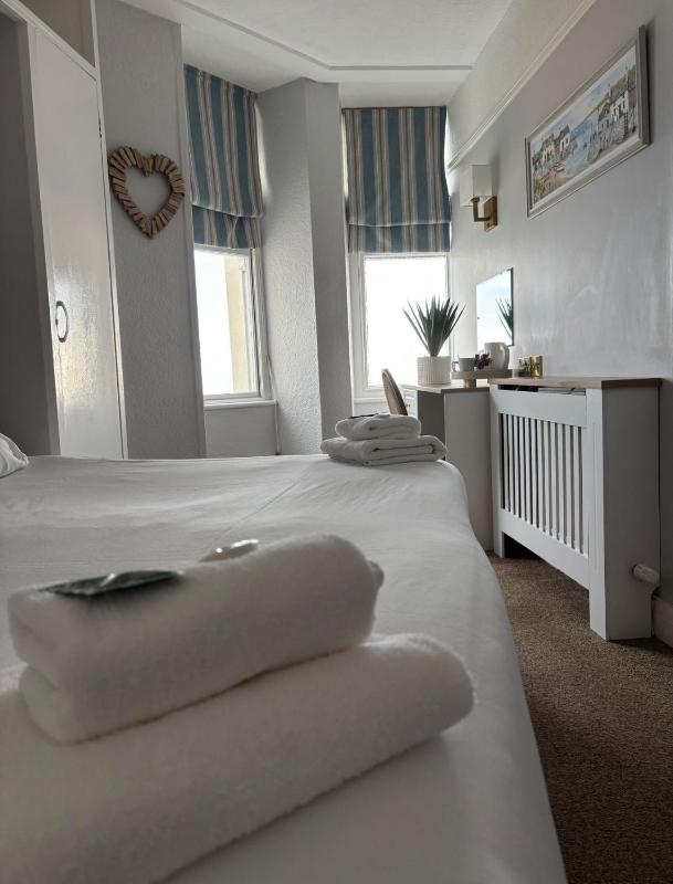 Double or Twin Room with Sea View image 4