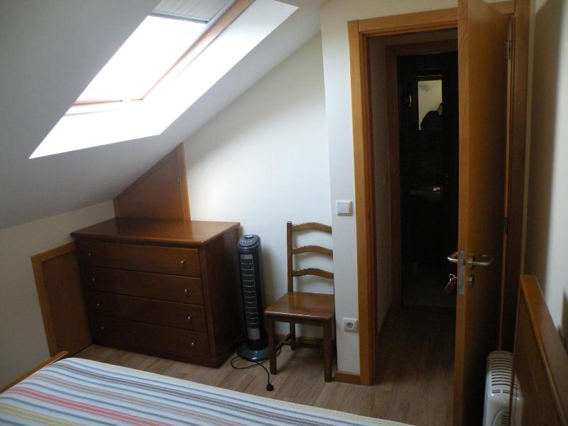 Basic Single Room with Shared Bathroom image 1