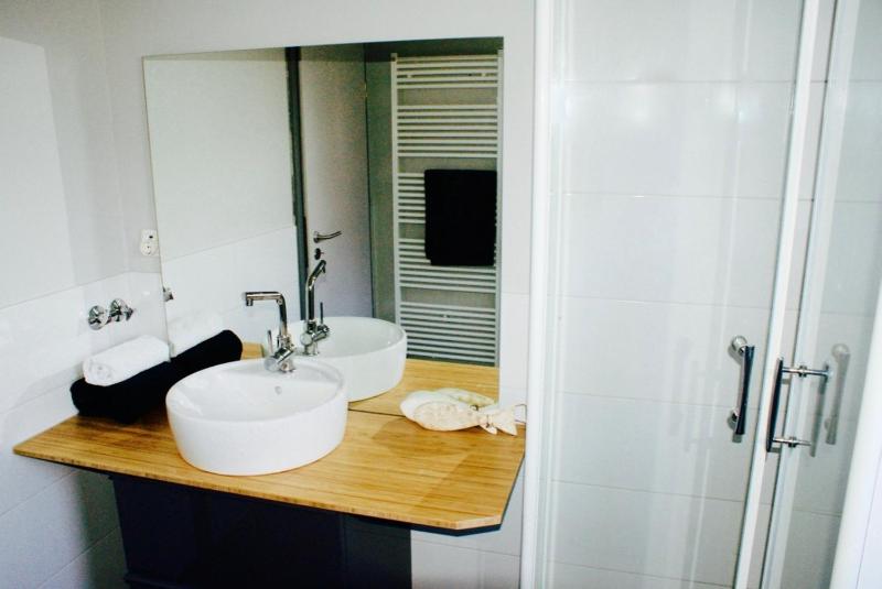 One-Bedroom Apartment with Balcony Number 5 (2 Adults) image 2