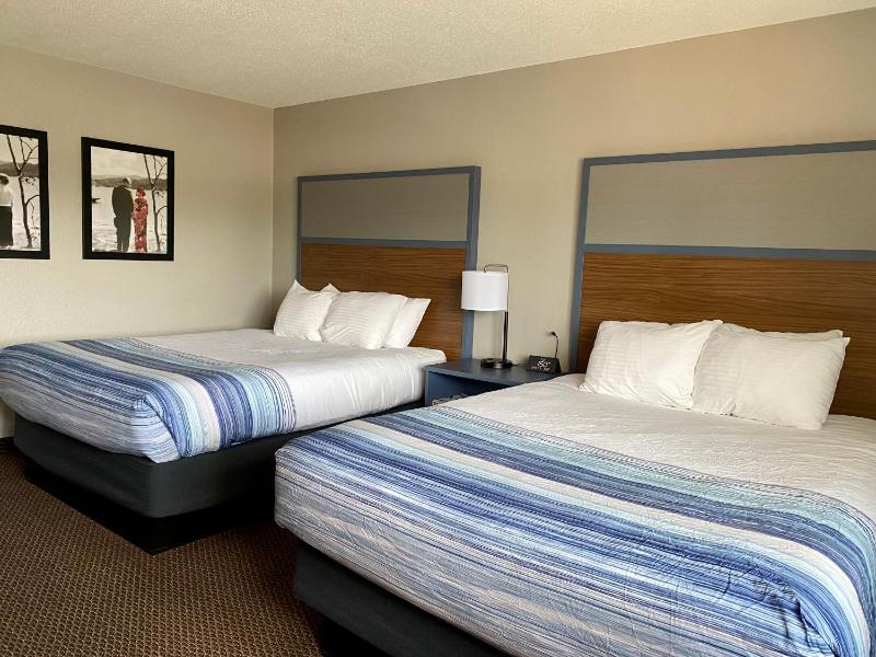 Queen Room with Two Queen Beds - Non-Smoking image 2