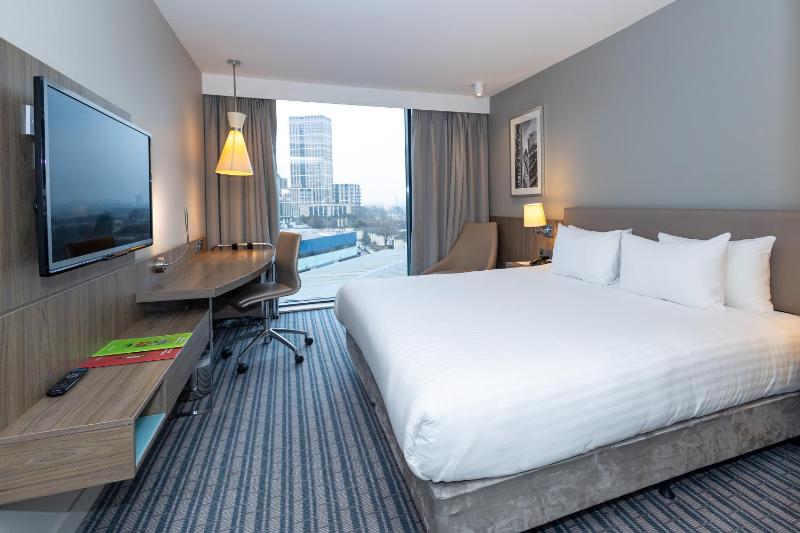 Premium King Room image 3