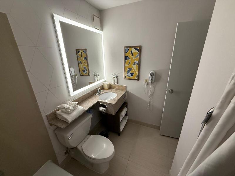 Queen Room with 2 Queen Beds - Non Smoking image 2