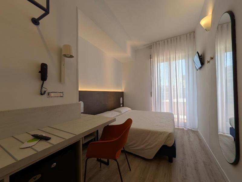 Economy Double Room image 2