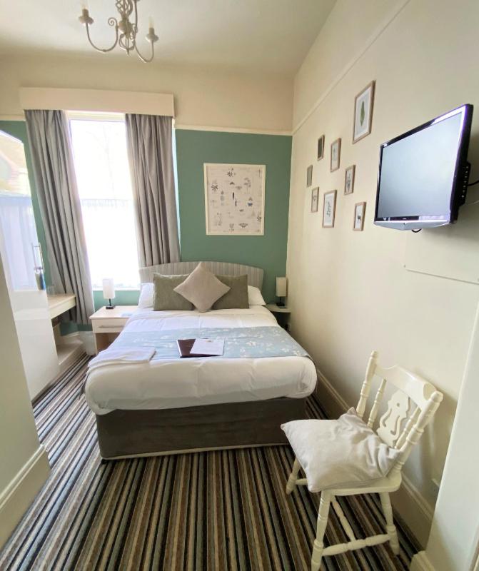 Budget Double Room image 4