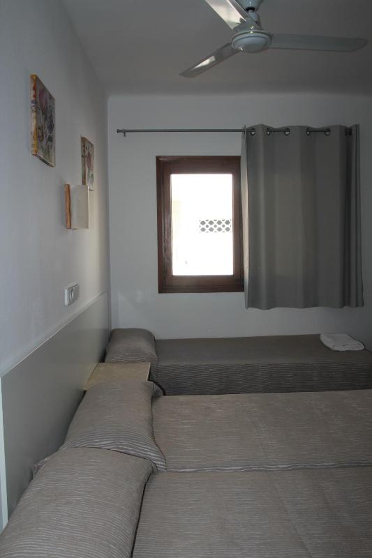 Triple Room with Shared Bathroom image 4