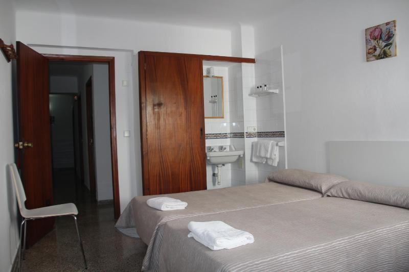 Triple Room with Shared Bathroom image 3