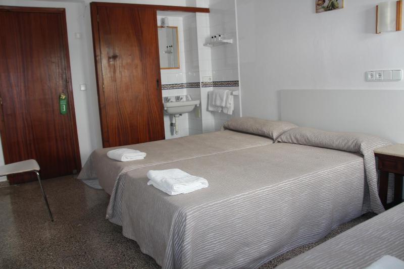 Triple Room with Shared Bathroom image 2