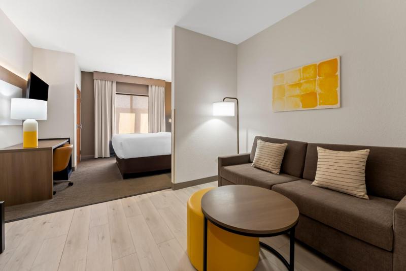 King Suite - Non-Smoking image 3