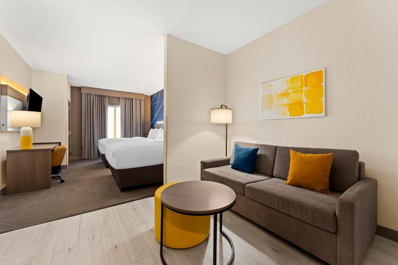 Queen Suite - Non-Smoking image 3