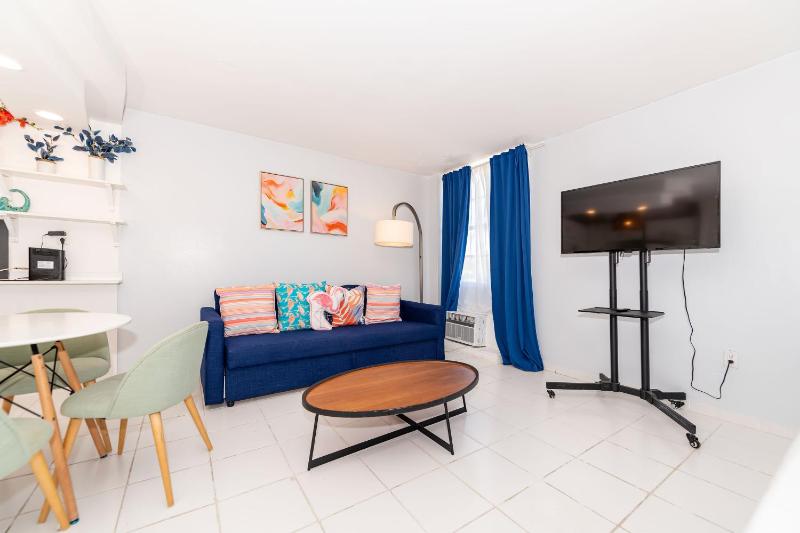 Art Deco Washingthon Apartment - image 6