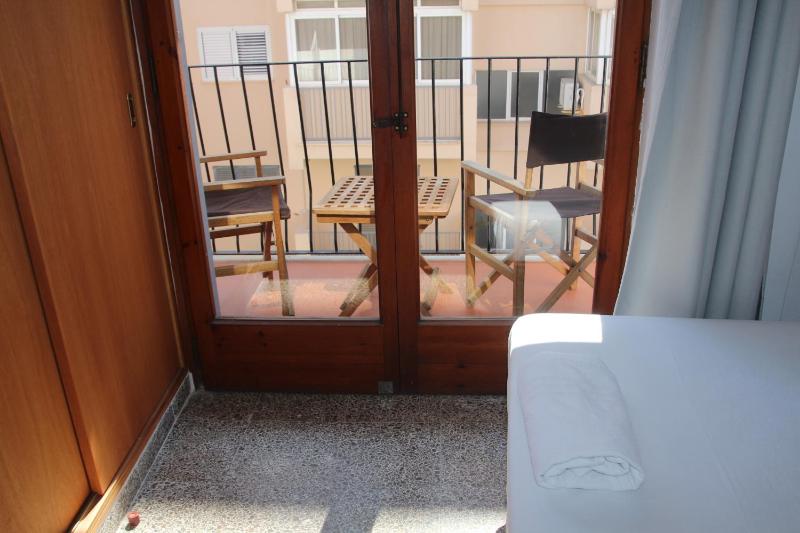 Twin Room with Private Bathroom image 3