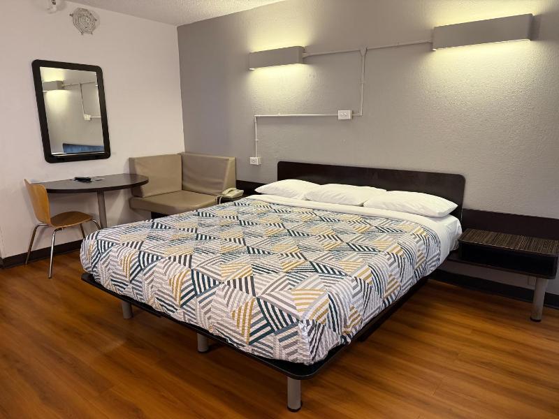 King Room - Non-Smoking image 2