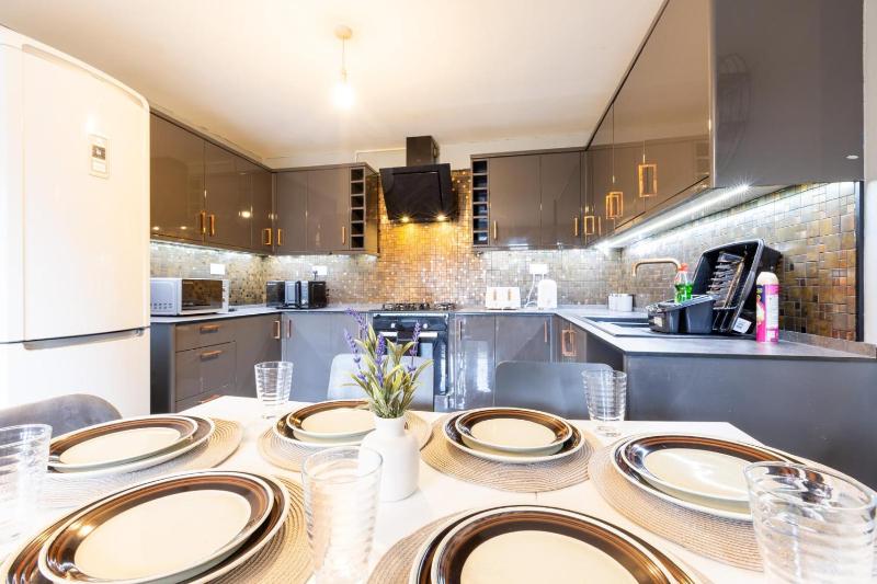Large 5BR Home Sleeps 12 Parking & Comfort - image 26