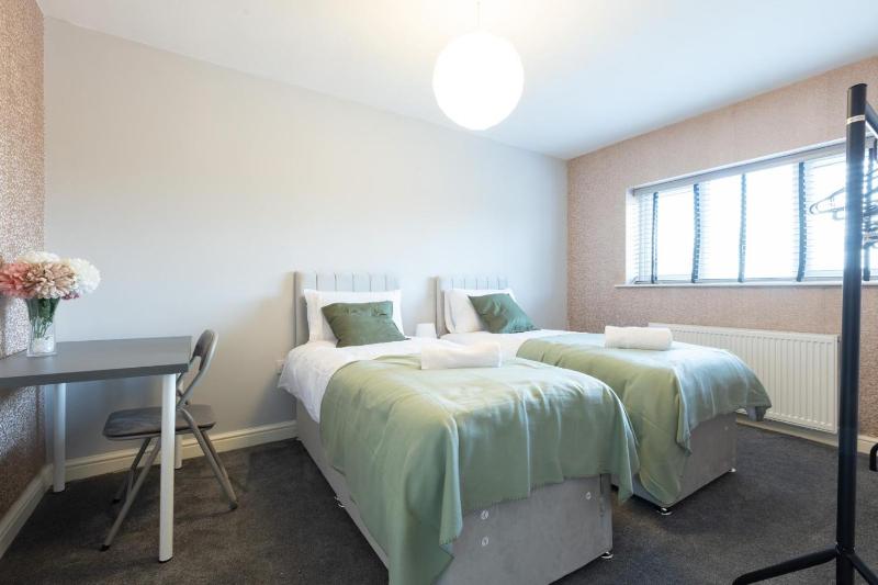 Large 5BR Home Sleeps 12 Parking & Comfort - image 10