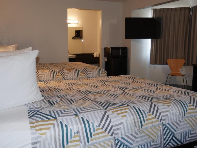 Deluxe Quadruple Room image 3