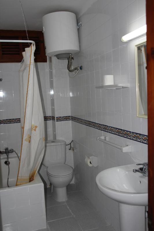 Single Room with Shared Bathroom image 3