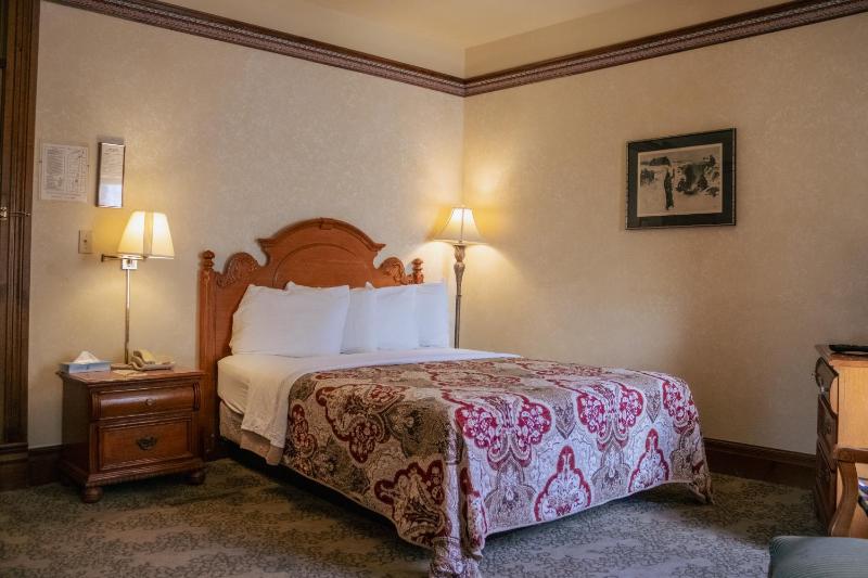 Deluxe Queen Room image 1