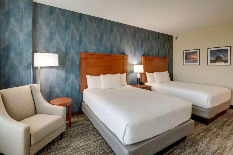 Deluxe Queen Room with Two Queen Beds image 3