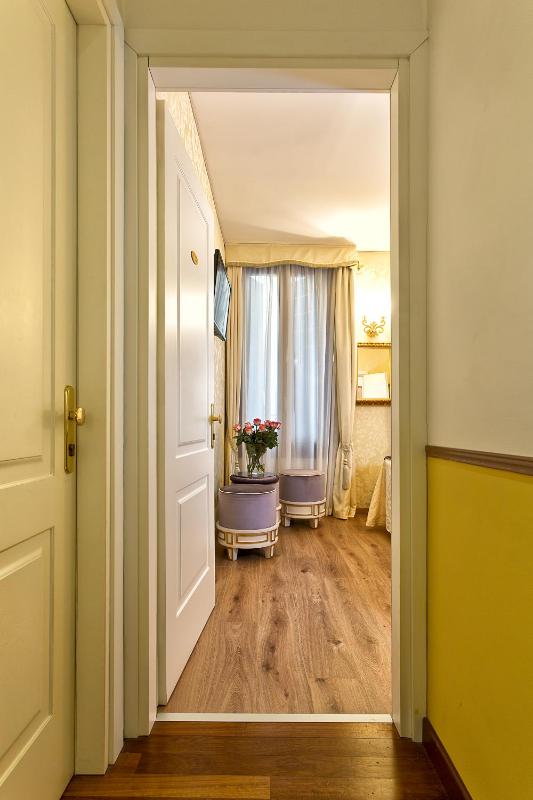 Deluxe Double Room image 2