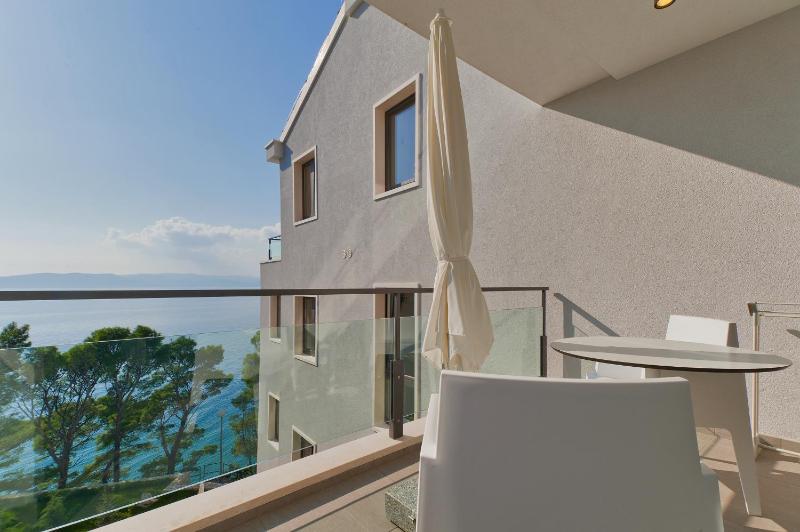 One-Bedroom Apartment with Partial Sea View image 2