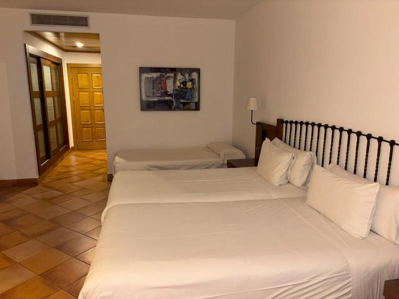 Twin Room image 4