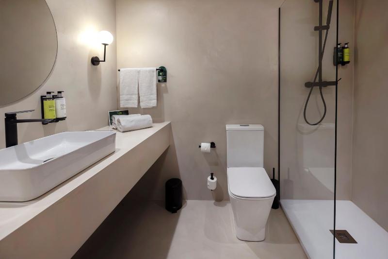 Quadruple Room image 2