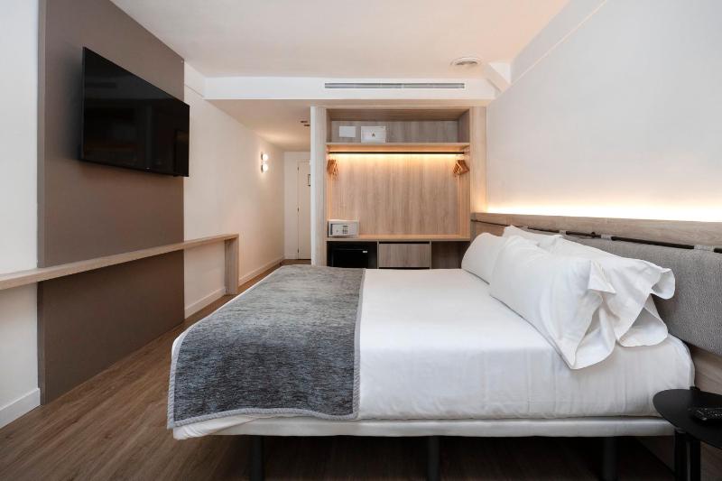 Double Room image 3