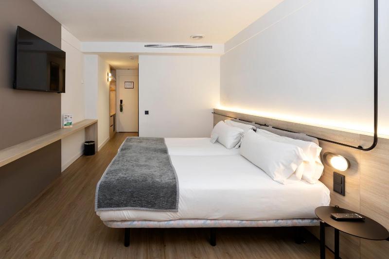 Twin Room image 4