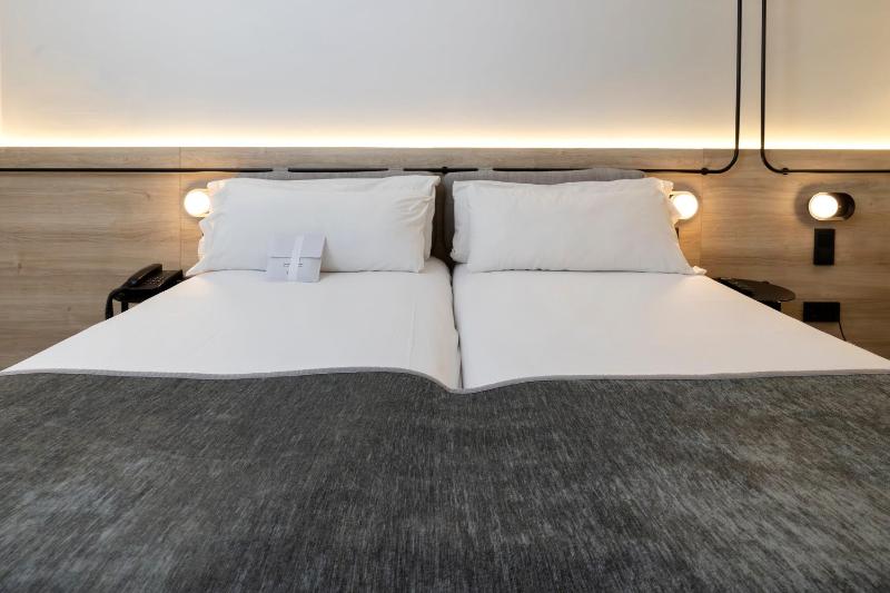 Twin Room image 3