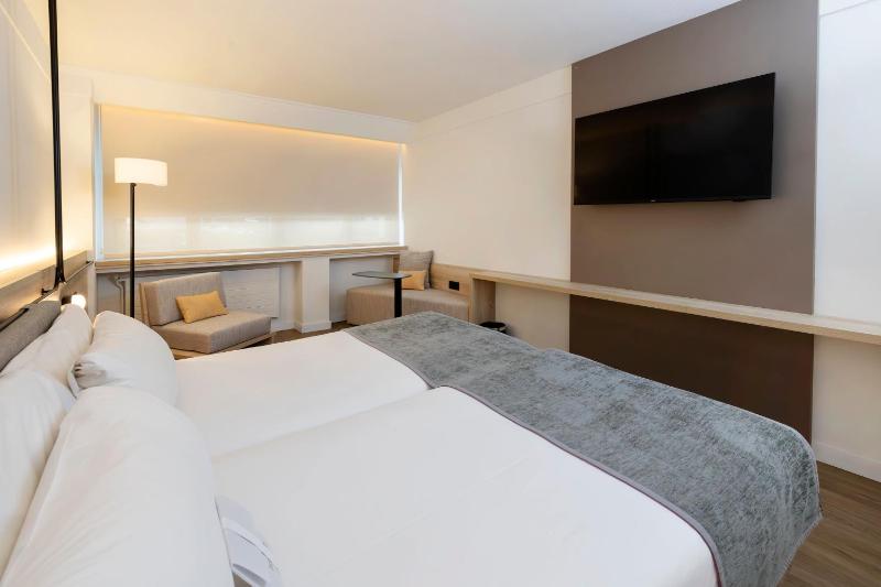 Twin Room image 1