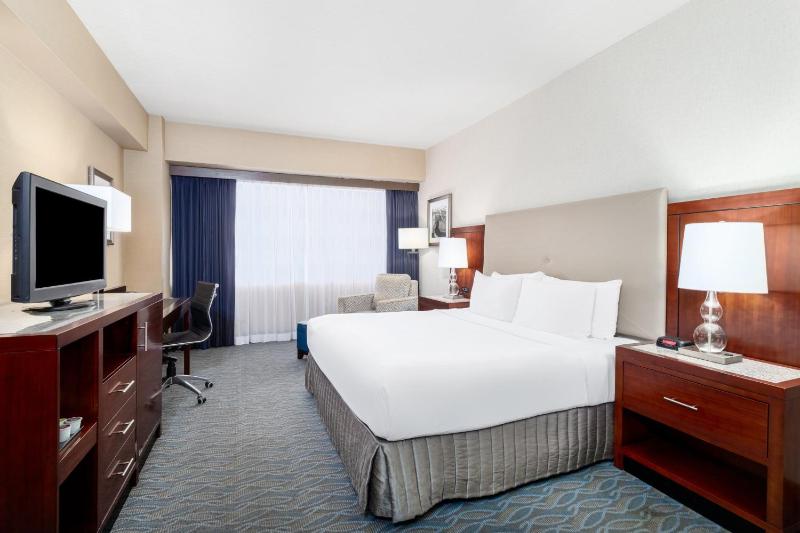 Standard King Room image 3