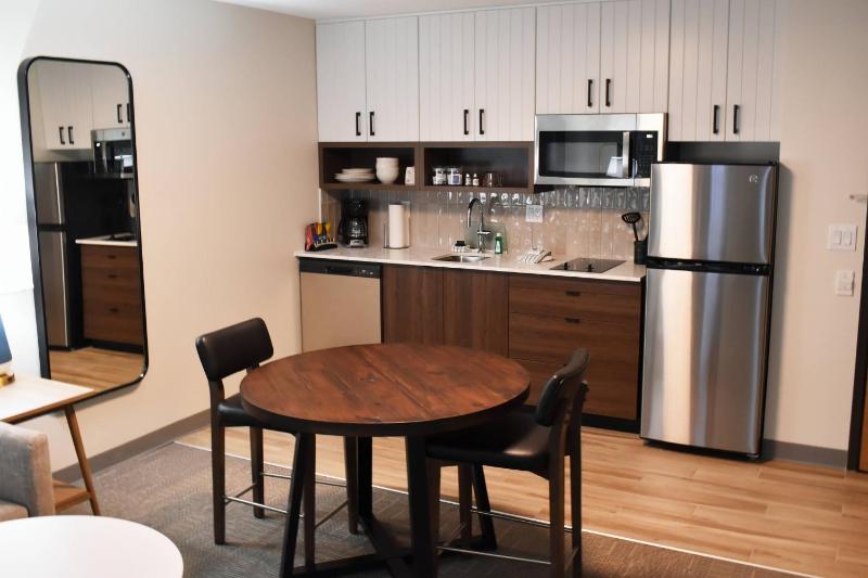 One-Bedroom Queen Suite image 4